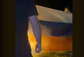 (VIDEO) Uzvikivali "Alahu ekber": Grupa muškaraca SKINULA I ZAPALILA zastavu Republike Srpske, objavljen jezivi snimak