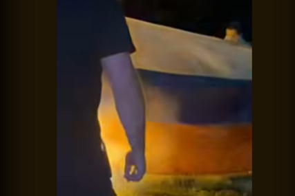 (VIDEO) Uzvikivali "Alahu ekber": Grupa muškaraca SKINULA I ZAPALILA zastavu Republike Srpske, objavljen jezivi snimak