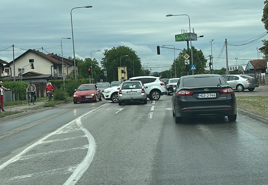 (FOTO) KOLAPS ŽIVI Udesi i NEVIĐENE GUŽVE na staroj i brzoj cesti, vozači na izmaku živaca