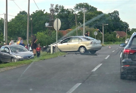 Saobraćajka kod Bijeljine: Jedan automobil sletio sa puta, drugi smrskan