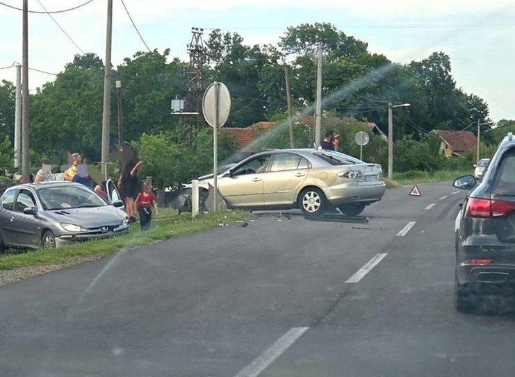 Saobraćajka kod Bijeljine: Jedan automobil sletio sa puta, drugi smrskan