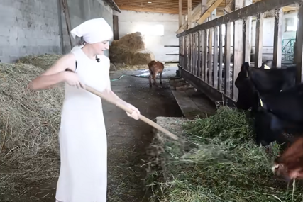 (VIDEO) Zbog ljubavi iz Moskve došla u Srbiju: Ruskinja Srbinu rodila 11 djece, sama brine o kući od 600 kvadrata, a najmlađeg sina rodila kod kuće na ugaonoj garnituri