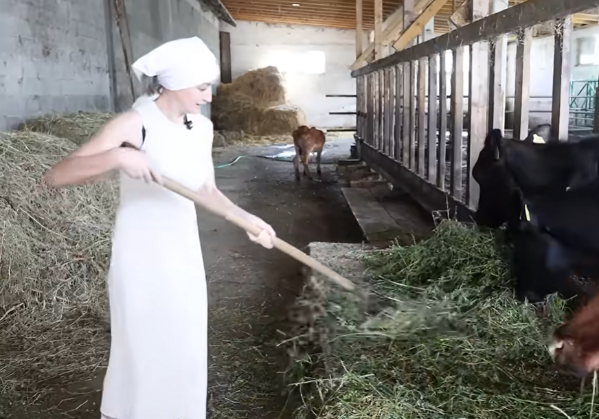 (VIDEO) Zbog ljubavi iz Moskve došla u Srbiju: Ruskinja Srbinu rodila 11 djece, sama brine o kući od 600 kvadrata, a najmlađeg sina rodila kod kuće na ugaonoj garnituri