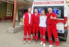 (FOTO) Posvećenost na djelu: Tim Hitne pomoći Banjaluka porodio ženu prije dolaska u bolnicu