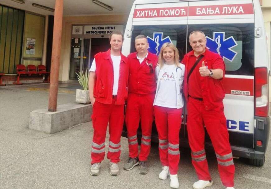 (FOTO) Posvećenost na djelu: Tim Hitne pomoći Banjaluka porodio ženu prije dolaska u bolnicu