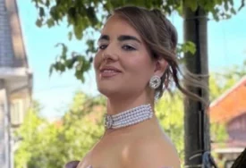 (FOTO) Oko vrata ogrlica u stilu princeze Dajane: Teodora NIJE ŽELJELA HALJINU ZA MATURU, a njeno modno izdanje je za crveni tepih