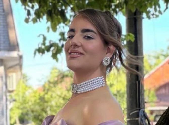 (FOTO) Oko vrata ogrlica u stilu princeze Dajane: Teodora NIJE ŽELJELA HALJINU ZA MATURU, a njeno modno izdanje je za crveni tepih