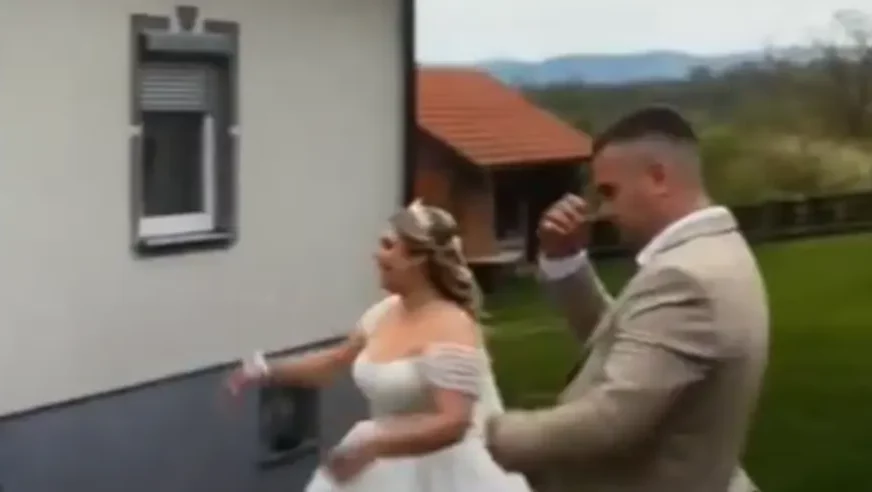 mlada prebacuje sito preko kuće