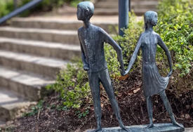 (VIDEO) Lopovi ne biraju: Ukradena statua likova iz bajke, Ivice i Marice