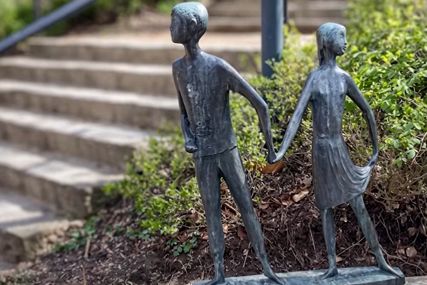 (VIDEO) Lopovi ne biraju: Ukradena statua likova iz bajke, Ivice i Marice