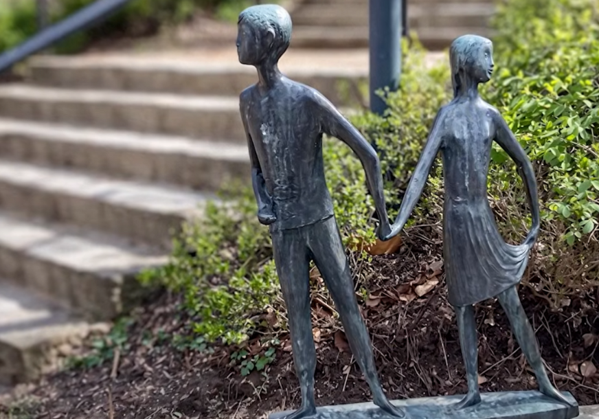 (VIDEO) Lopovi ne biraju: Ukradena statua likova iz bajke, Ivice i Marice