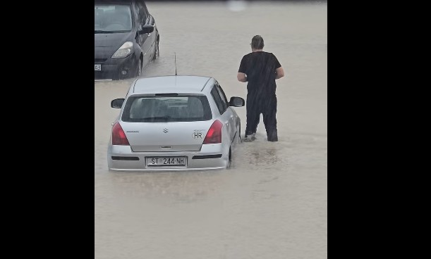 (VIDEO) Snažno nevrijeme pogodilo Hrvatsku: Ulice PRETVORENE U RIJEKE nakon snažnog pljuska