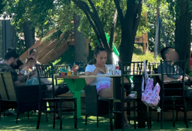 OD MARKA NI TRAGA Luna Đogani u opuštenom izdanju, sjedi na klupi dok se djeca igraju