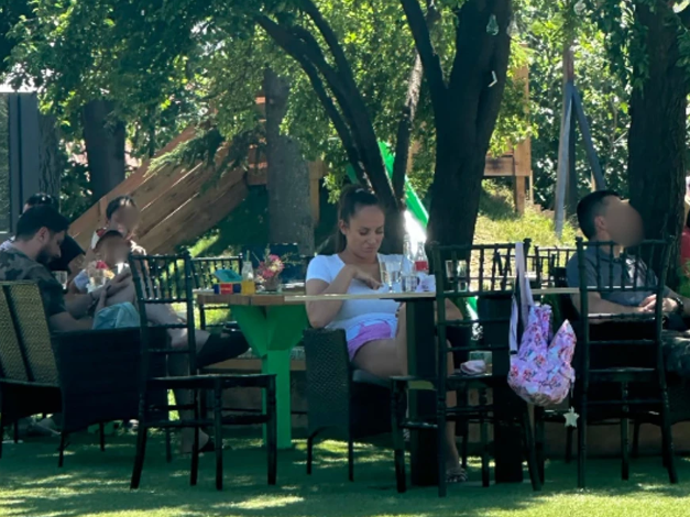 OD MARKA NI TRAGA Luna Đogani u opuštenom izdanju, sjedi na klupi dok se djeca igraju
