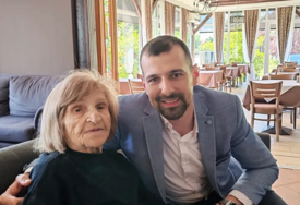 USKORO SLAVI 97. ROĐENDAN Pojavila se slika Mire Banjac nakon dužeg vremena, u ruci cigara i muštikla