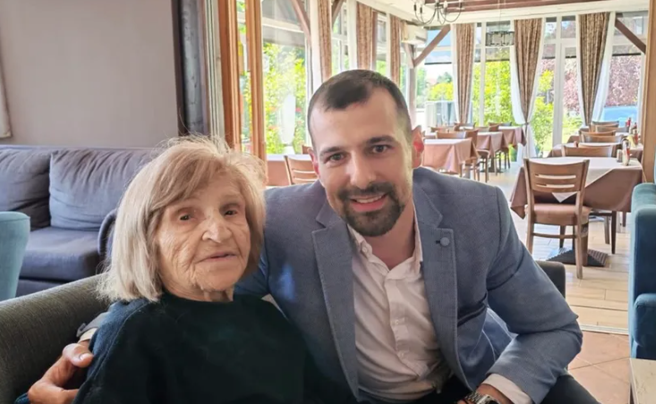 USKORO SLAVI 97. ROĐENDAN Pojavila se slika Mire Banjac nakon dužeg vremena, u ruci cigara i muštikla