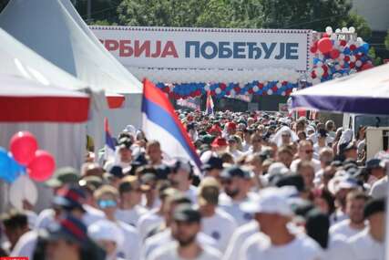 (VIDEO) POČEO MITING SNS U BEOGRADU Vučić objavio snimak najveće srpske zastave "Hvala Srbijo"
