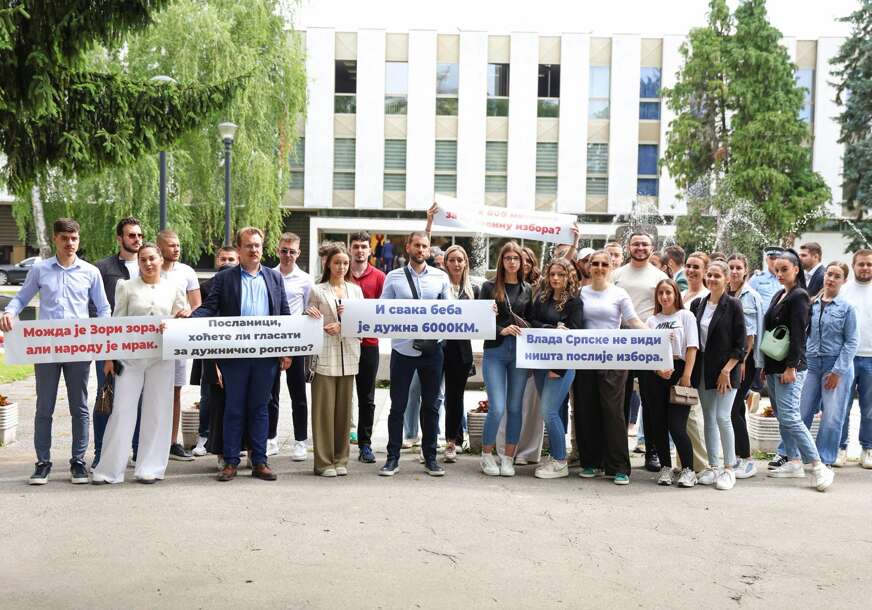 (FOTO) "Kredit zatvaraju kreditom" Stanivuković podržao mlade koji traže da Vlada Srpske povuče POGUBNA ZADUŽENJA