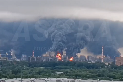 (VIDEO) PAKAO NA NEBU IZNAD MOSKVE Rusija pod napadom 555 dronova, pogođena ključna rafinerija