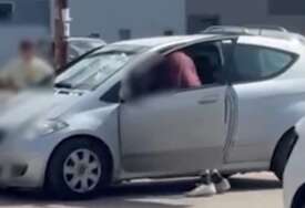 (VIDEO) Jeziv snimak nasilja: Uvukao dijete u auto i počeo BRUTALNO DA GA UDARA, a motiv je BIZARAN