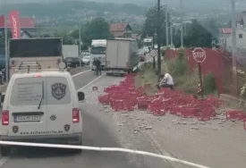 Razbijene FLAŠE KOKA-KOLE PO PUTU: Zbog nesvakidašnje nesreće kod Viteza saobraćaj se odvija otežano