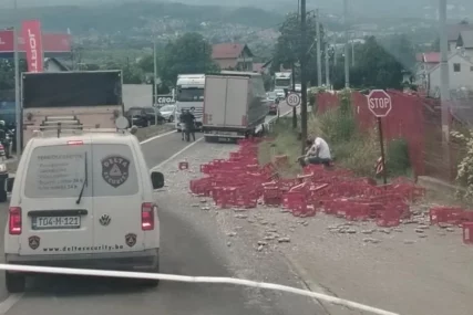 Razbijene FLAŠE KOKA-KOLE PO PUTU: Zbog nesvakidašnje nesreće kod Viteza saobraćaj se odvija otežano