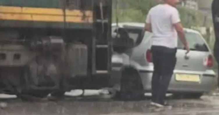 TEŠKA NESREĆA Voz udario u automobil u Sarajevu