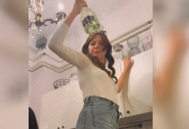 IZABRANO DRUŠTVO Marija Šerifović ima veliki razlog za slavlje, sa njima uživa uz flaše alkohola