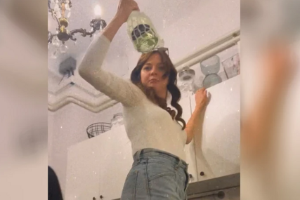 IZABRANO DRUŠTVO Marija Šerifović ima veliki razlog za slavlje, sa njima uživa uz flaše alkohola