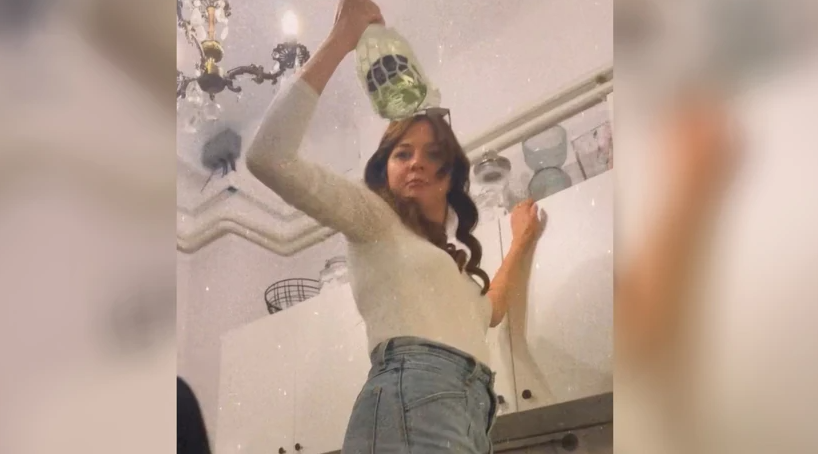 IZABRANO DRUŠTVO Marija Šerifović ima veliki razlog za slavlje, sa njima uživa uz flaše alkohola