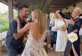 (VIDEO) SVI NA NOGAMA, PJEVAJU U GLAS Novak Đoković priredio Jeleni spektakularnu proslavu, ova pjevačica je zadužena za atmosferu
