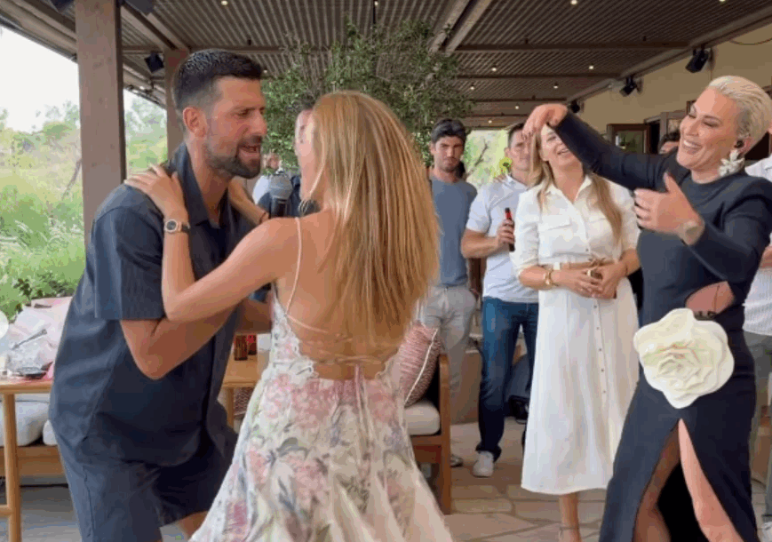 (VIDEO) SVI NA NOGAMA, PJEVAJU U GLAS Novak Đoković priredio Jeleni spektakularnu proslavu, ova pjevačica je zadužena za atmosferu