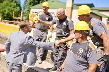 (FOTO) "Gradimo za djecu i omladinu" Stanivuković obišao gradilište sportskih terena u Lazarevu, evo šta je zamolio sugrađane