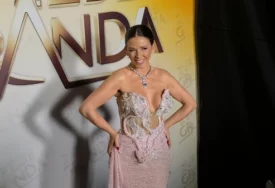 (VIDEO, FOTO) Oko vrata sija kamenje: Ana Sević u roze HALJINA BEZ BRUSHALTERA zablistala u finalu "Zvezda Granda"