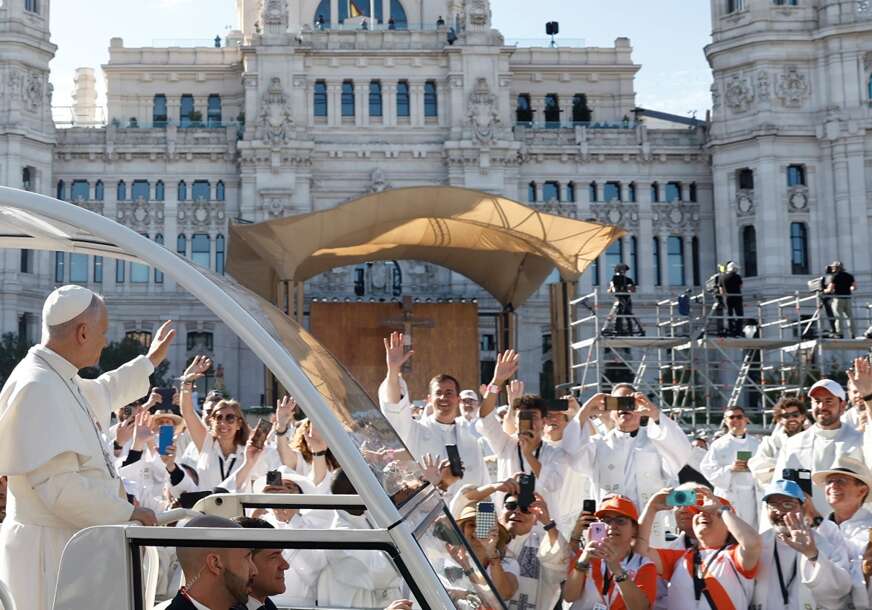 (VIDEO) PAPAMOBILOM PROŠAO KROZ ULICE Više od milion ljudi u Madridu dočekalo papu
