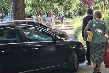 (FOTO) OVAKO SE PARKIRA U BANJALUCI Crna limuzina nasred trotoara u jednoj od najstarijih aleja u gradu