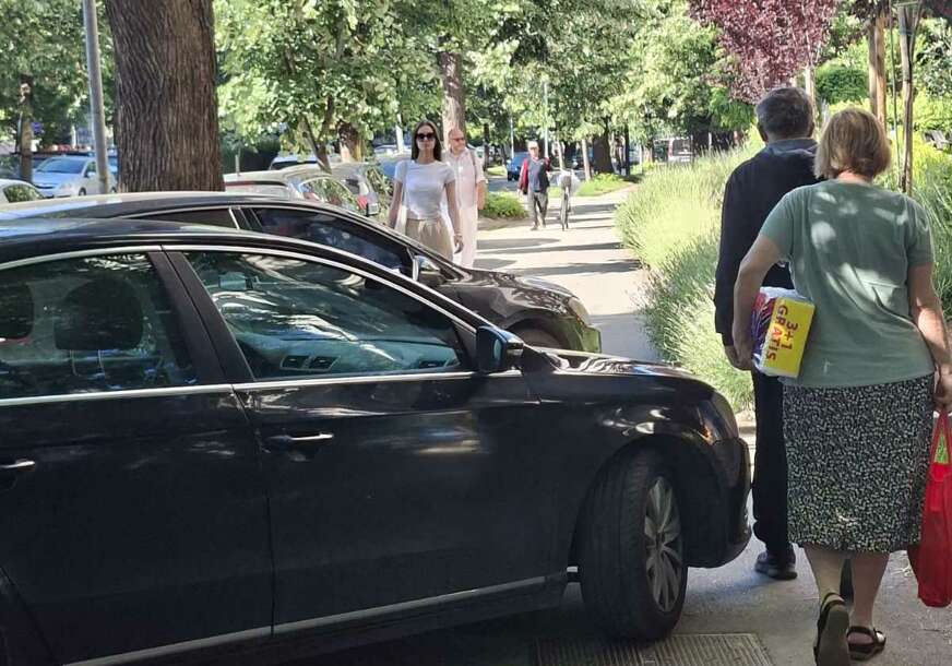 (FOTO) OVAKO SE PARKIRA U BANJALUCI Crna limuzina nasred trotoara u jednoj od najstarijih aleja u gradu