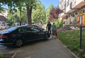 (FOTO) "A komunalna policija ganja babe s priglavcima" Žestoki komentari zbog crne limuzine na trotoaru u Banjaluci