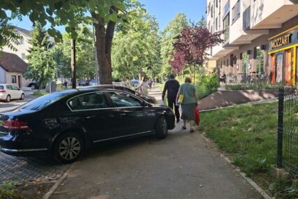 (FOTO) "A komunalna policija ganja babe s priglavcima" Žestoki komentari zbog crne limuzine na trotoaru u Banjaluci