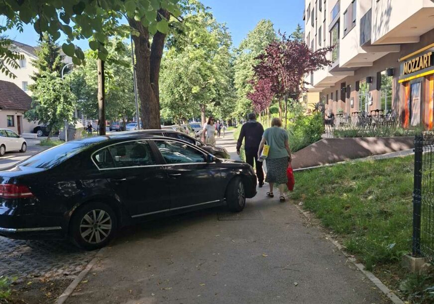 (FOTO) "A komunalna policija ganja babe s priglavcima" Žestoki komentari zbog crne limuzine na trotoaru u Banjaluci