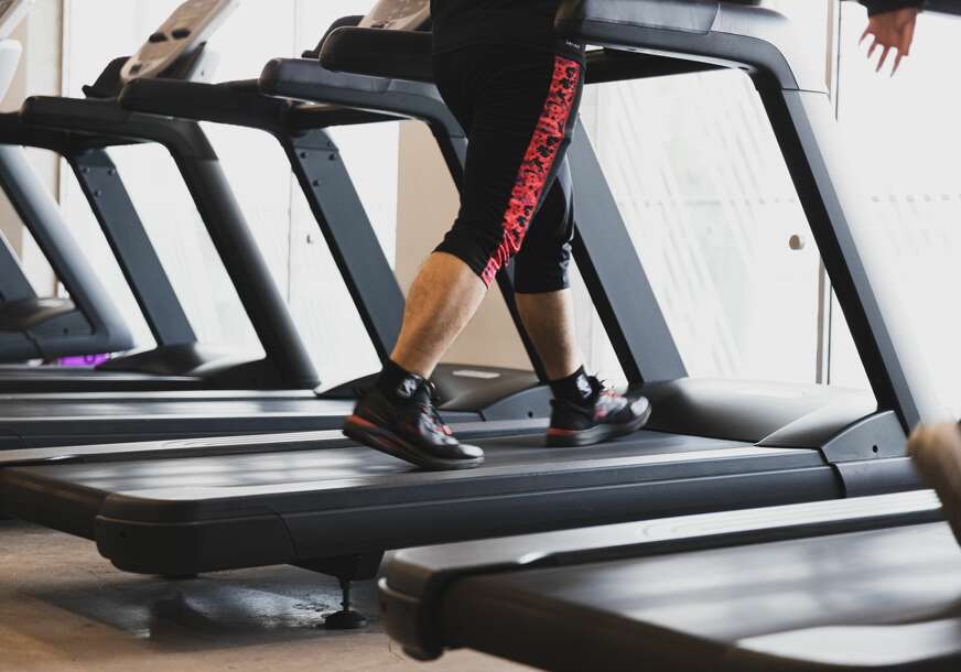 Hodanje uzbrdo ili trčanje: Koji trening donosi bolje rezultate