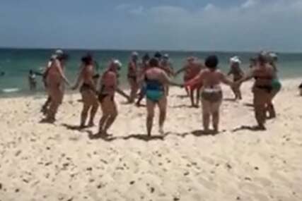 (VIDEO) Srbi u Tunisu napravili spektakl na plaži: Zaigrali "moravac" i digli cijeli resort na noge