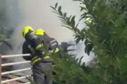 (VIDEO) Sumnja se da je ovo uzrok: Požar u banjalučkom restoranu, vatrogasci na terenu, DIM KULJA NA SVE STRANE