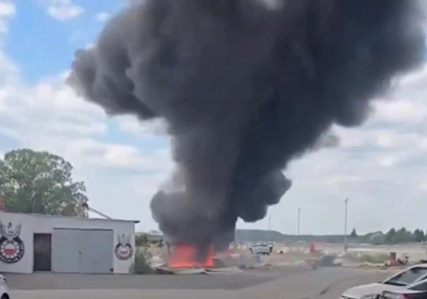 (VIDEO, FOTO) TRAGEDIJA U POLJSKOJ Srušio se avion, ima poginulih, pilot do posljednjeg trenutka pokušavao izbjeći katastrofu