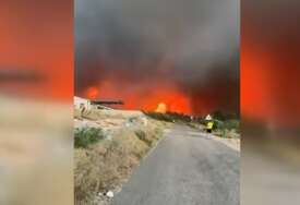 (VIDEO) "Sve je puno dima i pepela, ne može se disati: Izbio VELIKI POŽAR NA JADRANU nakon grmljavinskog nevremena, na terenu 4 kanadera