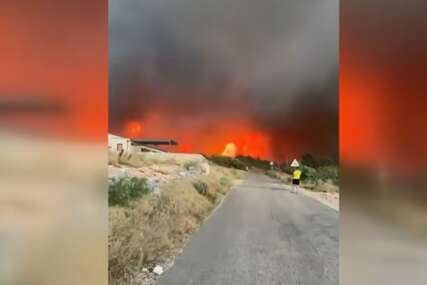(VIDEO) "Sve je puno dima i pepela, ne može se disati: Izbio VELIKI POŽAR NA JADRANU nakon grmljavinskog nevremena, na terenu 4 kanadera