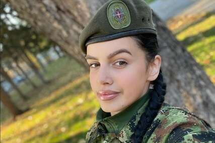 (FOTO) Svi su gledali u uniformu, a onda je pokazala šta se krije ispod nje: Željana raspametila muškarce VRELIM POZAMA sa plaže