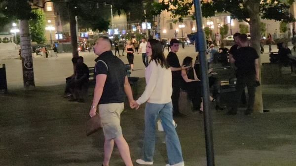 (VIDEO, FOTO) Iva Grgurić uhvaćena kako ŠETA SA NOVIM DEČKOM: Robijao u Americi jer je POKRAO MILIONE, a starleta mu krije lice kao zmija noge