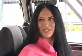 (VIDEO) "Sladak je svim" Jelena (29) VOZI „JUGO“ STAR 32 GODINE, zbog njegove Barbi „verzije“ na putu je apsolutna atrakcija