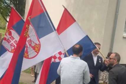 (FOTO) "JOŠ SAMO FALI DA KUM BUDE BOSANAC" Hrvatica i Srbin napravili svadbu za pamćenje, zastave se vijorile zajedno